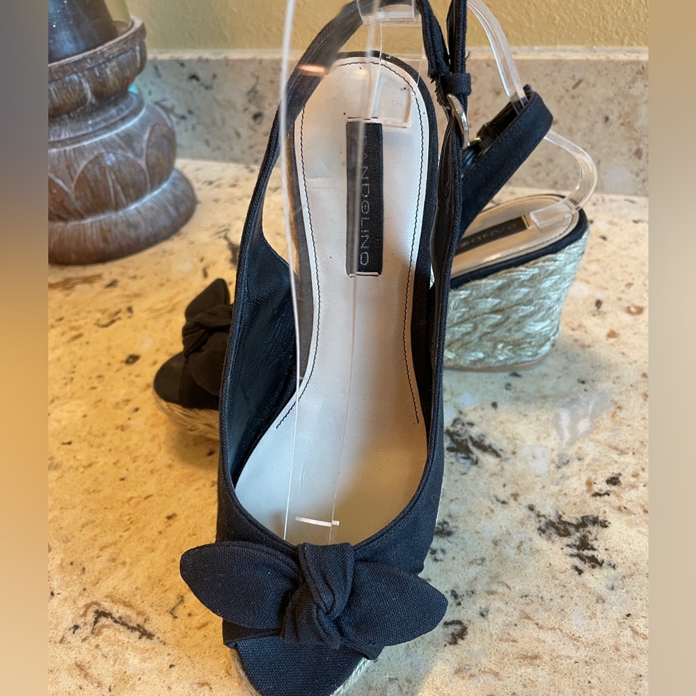 BANDOLINO GIVES THE CLASSIC ESPADRILLE IN BLACK IN LIKE NEW CONDITION A MUST!!